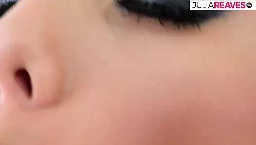 Seksi kız büyük bir dildoyla sikişirken amını açıyor