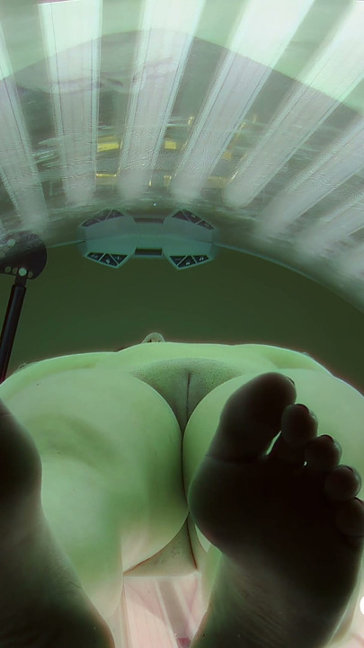 Czech Solarium 139: Em gái tóc nâu ngực to lại cởi đồ