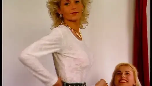 Retro-schätzchen zieht sich aus und berühren sich beim casting