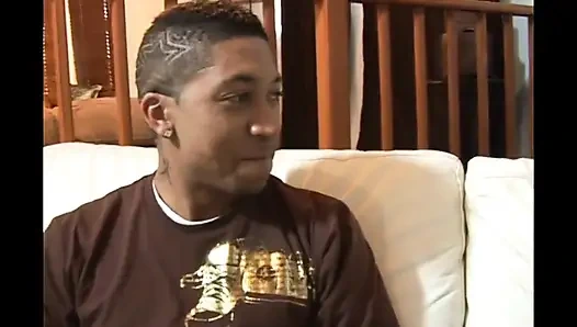 Чувственная чернокожая принимает два больших черных члена