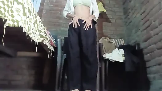 Tarian bugil gadis india pinky randi sambil goyang pantat dan ngusap memek berbulu hitamnya pakai bantal.