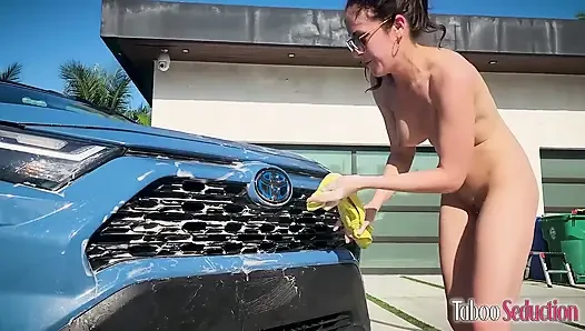 Nackte Autowäsche Mit Heißer Brünetter MILF Amiee Cambridge
