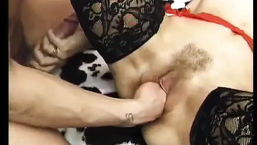 Memek pelacur pakai stoking dijilat, di-fingering, dan di-fisting