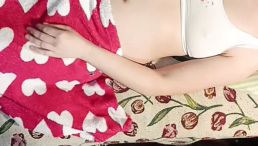 Nonton adik tiriku lagi masturbasi di ranjang