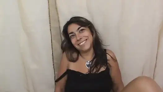 Brünette milf, arsch von zwei typen gefickt