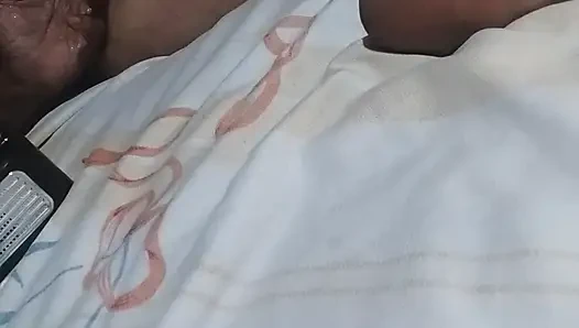 Lass das sperma zu ihrer nassen, fetten muschi fließen