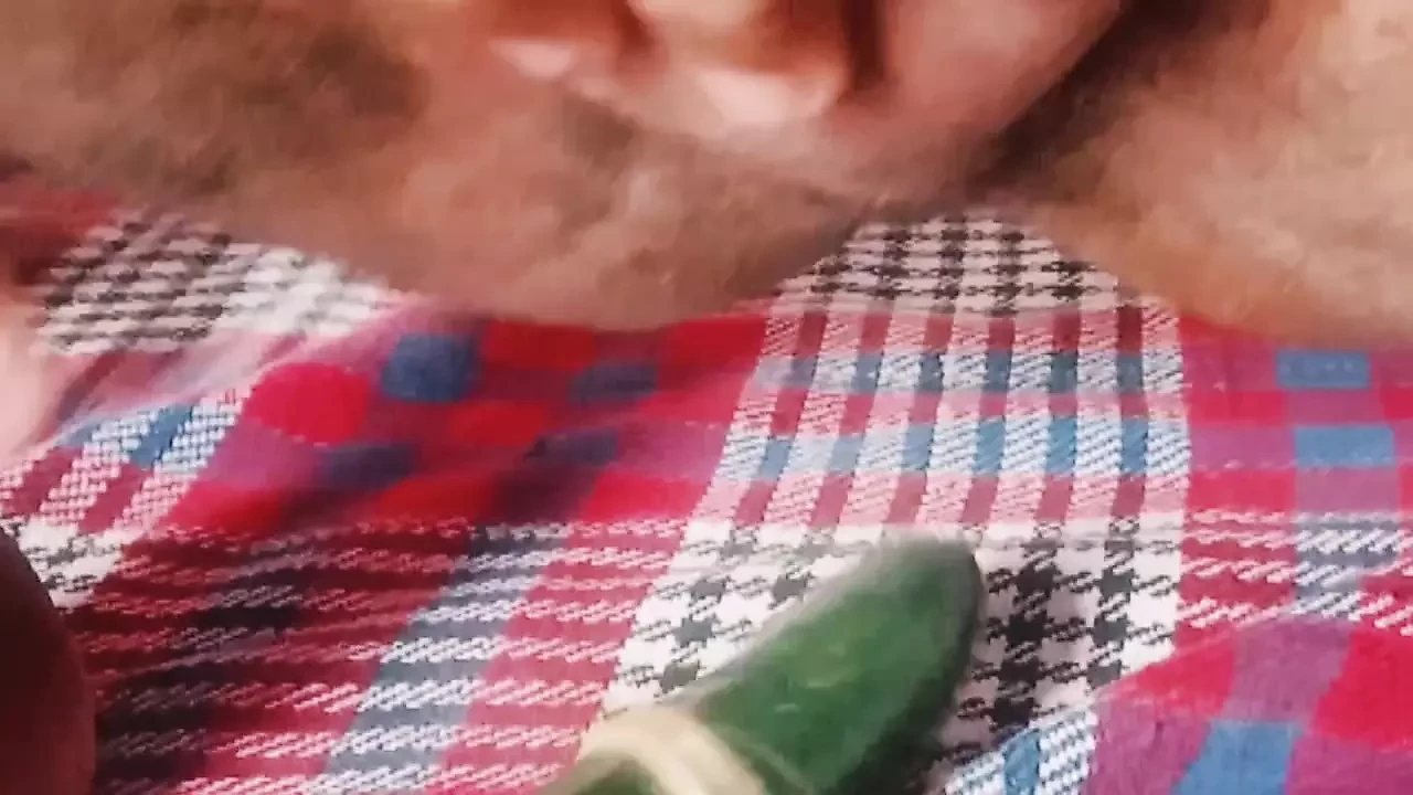 Solo un cetriolo nel mio ano con il preservativo