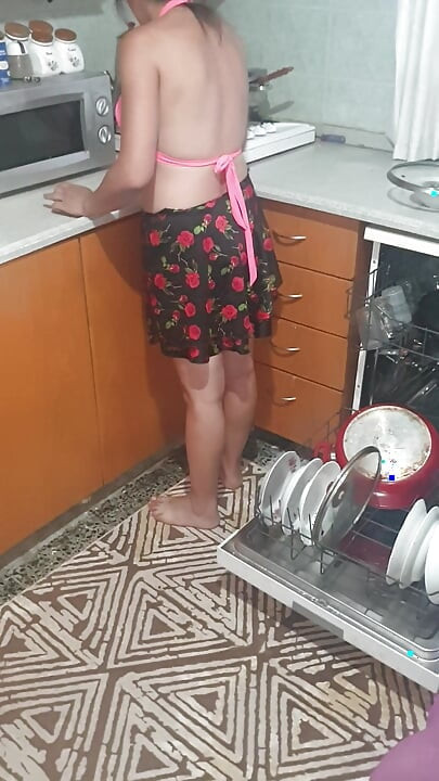 Kız arkadaşımı mutfağı temizlerken cinsel olarak uyandırma girişimlerim.
