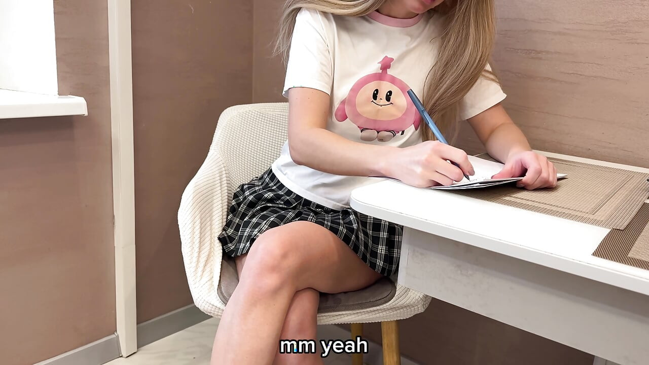 Stieftochter bittet stiefvater, sie auf die gleiche Weise zu ficken, wie er ihre stiefmutter fickte - russische amateurin mit Dialog und englischer subti