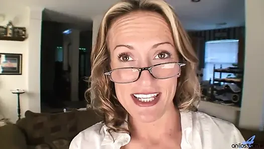 Freche MILF mit brille verschüttet ihre Geheimnisse auf Anilos