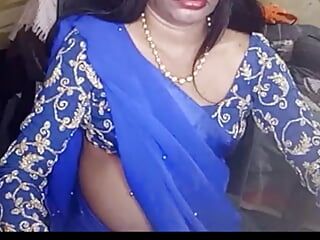 Crossdresser en sari azul