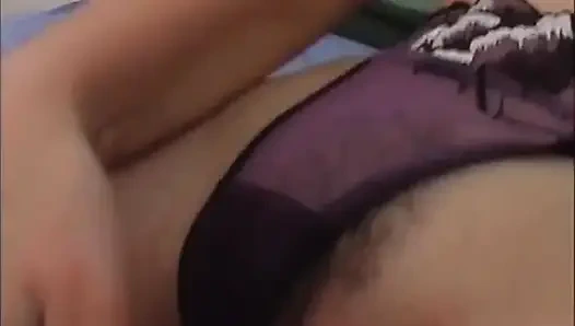 Seksi esmer kadın yapay penisle mastürbasyon yapıyor