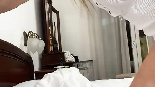 Zierliche süße hat einen explosiven orgasmus mit einem riesigen dildo im arschloch