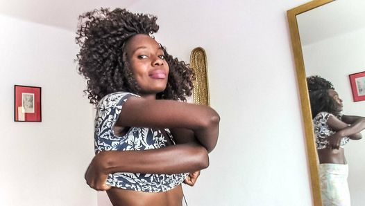 Adorável modelo africana exposta na primeira foda interracial