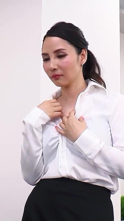 "Japon sekreter yaşlı çirkin patron tarafından Japonya'daki iş görüşmesinde sikişin içinde sansürsüz dölle konuşuyor" dan unutulmaz an