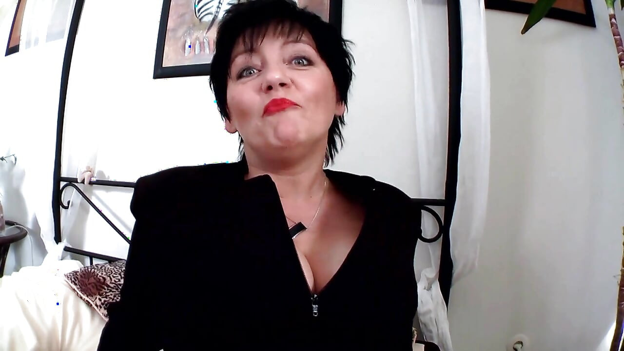 Dlakava zrela igra se sa svojim igračkama i sa svojim kurcem