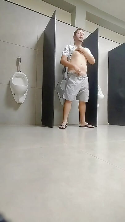 スーパーのトイレで自慢して、警備員に見つかりそうになりました。