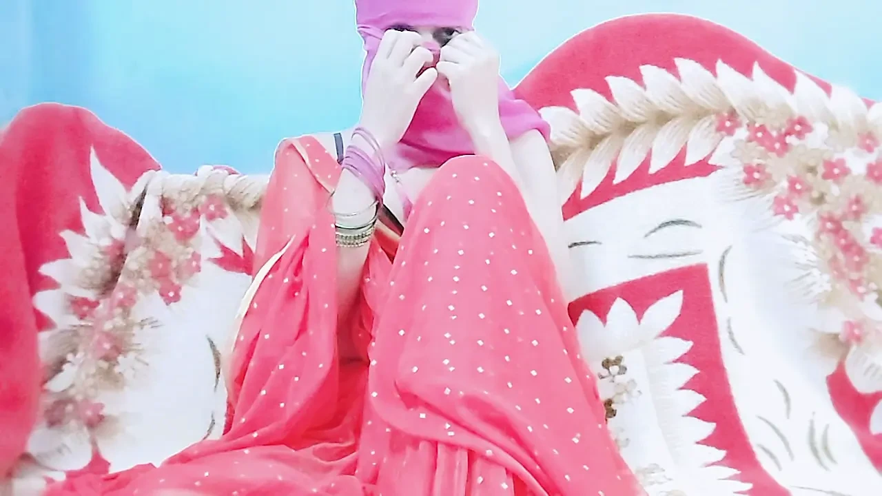 女人独自生活，所以她想要做爱