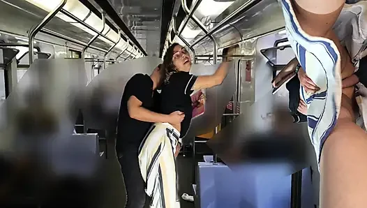 Metro yolculuğu sırasında eteğinin altına sürtünüyor.