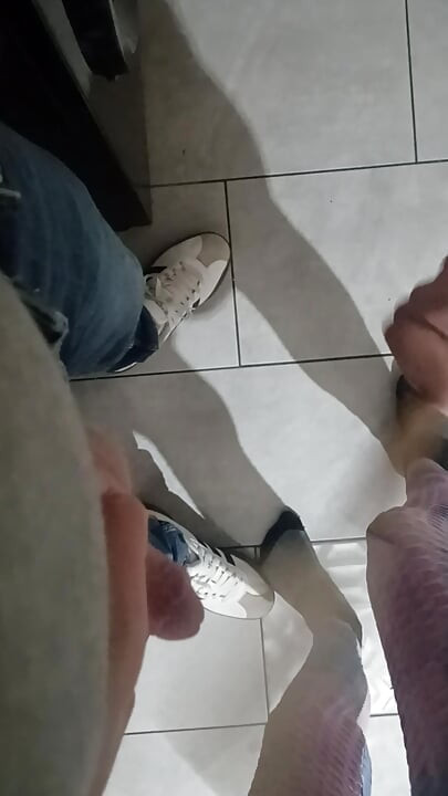 コックと玉がヘラで強く叩く