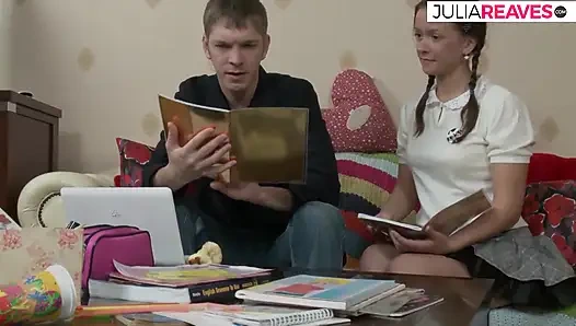 Ateşli kız büyük bir yarakla her iki delikten sikildikten sonra döl yiyor