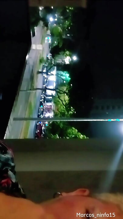 I Went to Belo Horizonte and Showed off on the Street in Front of the Bar at Night on the Balcony of