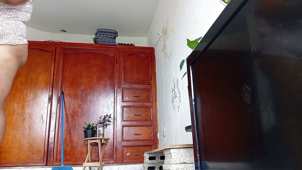 Schoonmoeder vertelde me dat ze de kamer in een string had schoongemaakt