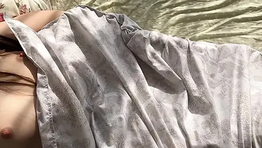 Azgın üvey kardeş masum üvey kız kardeşini yarağına bindiriyor