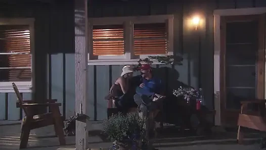 Çekici evli kadın sert bir zonklamadan anlayışlı oluyor