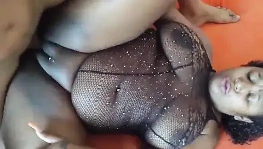 Красивая задница моей мачехи получает массаж от соседа, когда папы нет дома