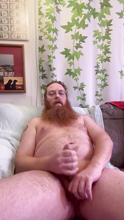 Çıplak kendi kendine işiyor ve boşalıyor