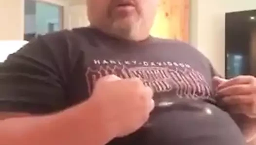 Baba ellerini serbestçe boşaltıyor