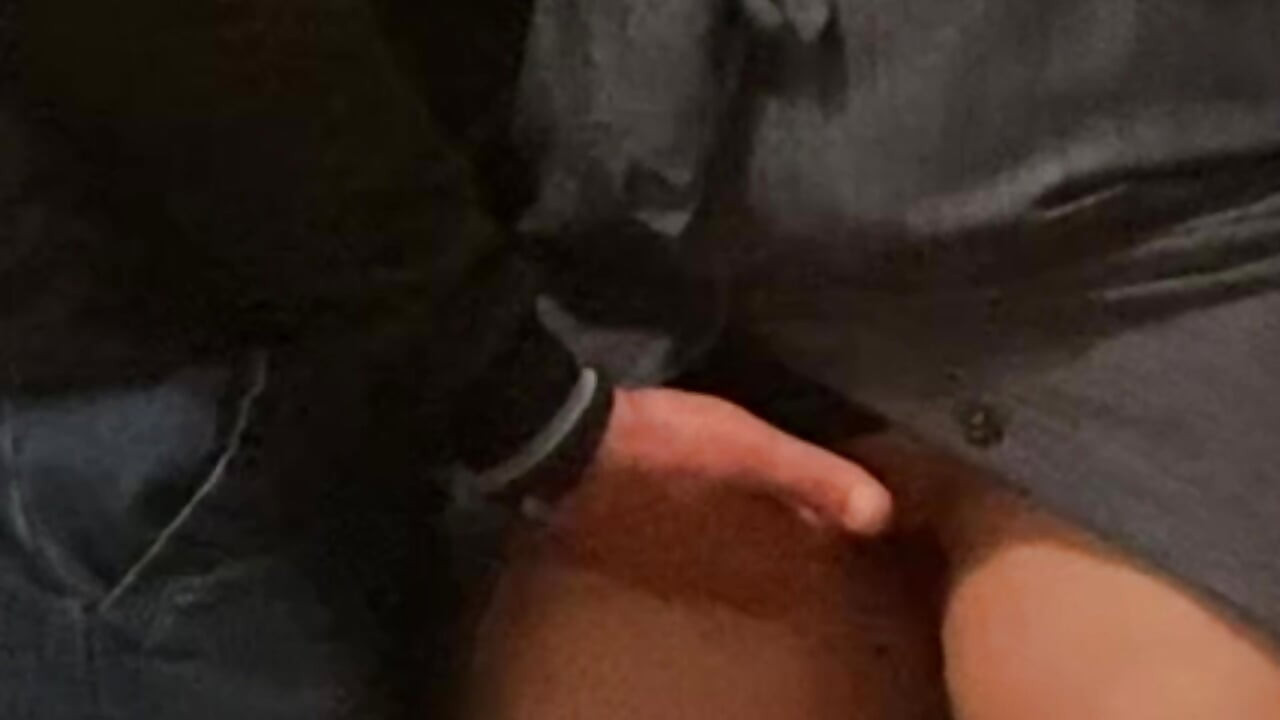 Une salope excitée se fait doigter sa chatte juteuse