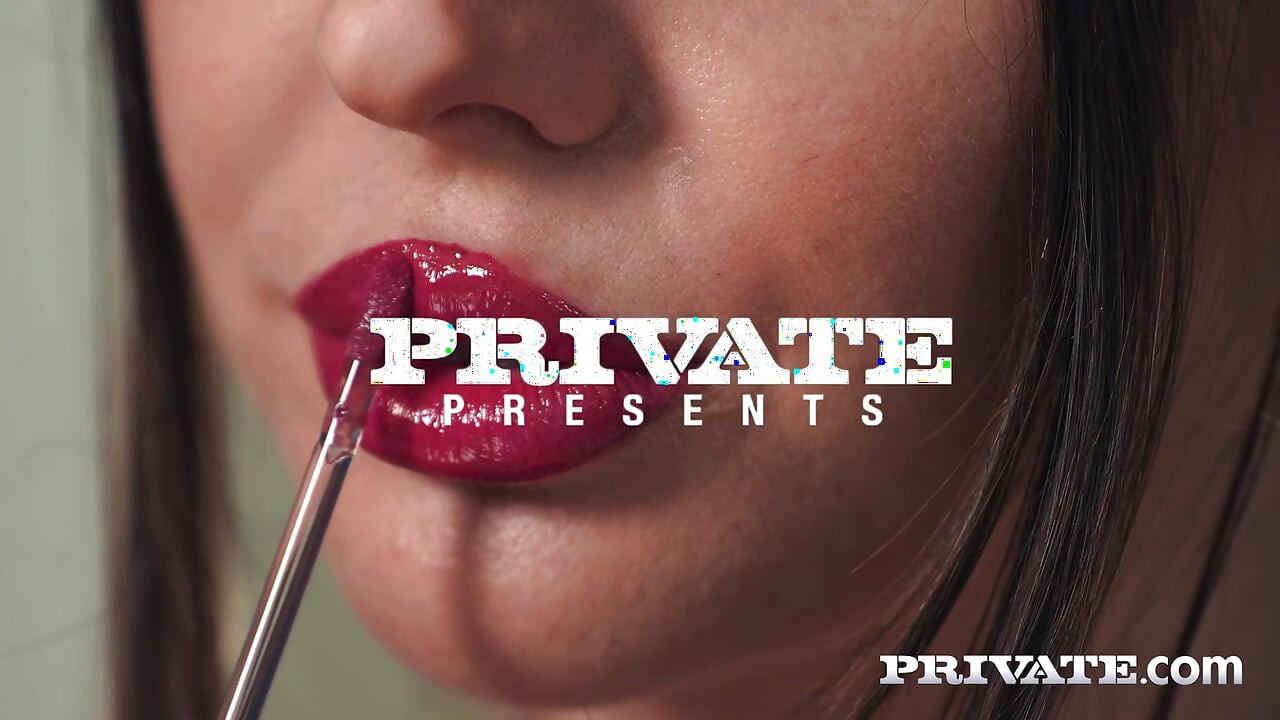 Private Com - Ο σύζυγος της Adira Allure παίζει τον κώλο της σε ένα στοίχημα και χάνει. Αλλά του αρέσει να την βλέπει σε δράση