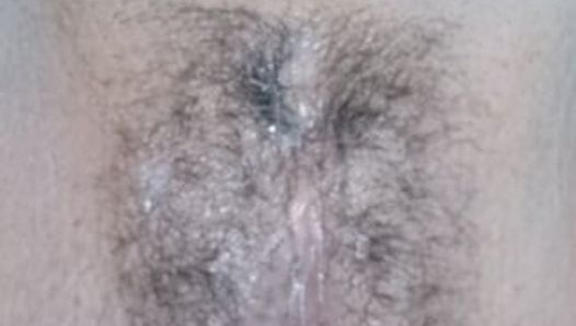 pieprzona brunetka masturbuje się cipką