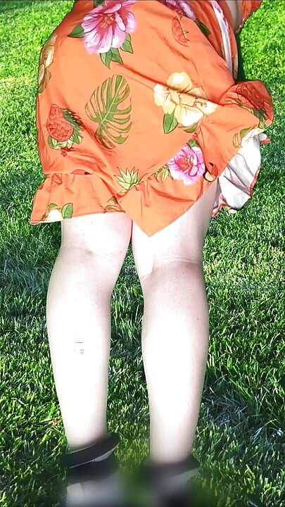 Bonita esposa de campo Femboy madura naranja vestida culona masturbándose con suaves muslos