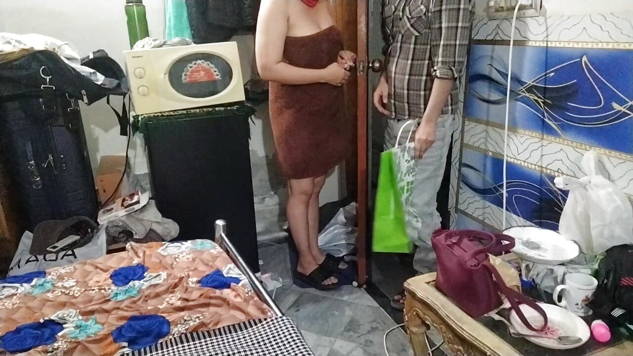 ГАРЯЧА СЕКСУАЛЬНА ДІВЧИНА НАДЯ ТРАХНУЛА КУР'ЄРА ПІД ЧАС ДУШУ НА ДЕНЬ СВЯТОГО ВАЛЕНТИНА