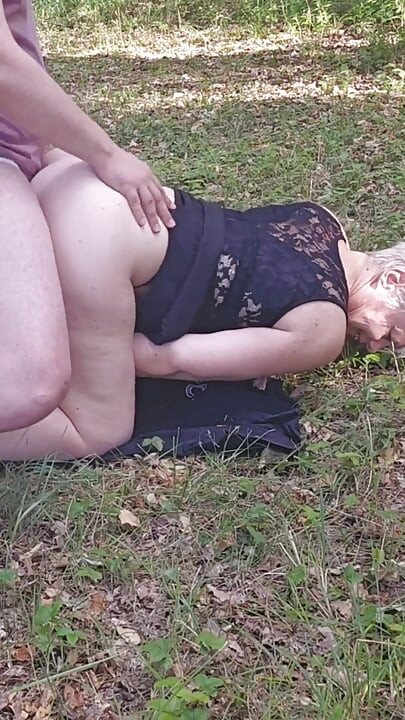 Szukam obcej osoby, która mogłaby przelecieć dojrzałą, brudną MILF pośrodku natury.