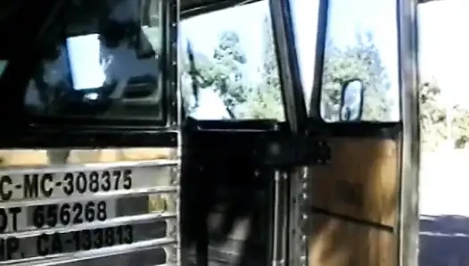 Kıllı amcıklı şehvetli zenci kadın otobüste siyah delikanlıya biniyor