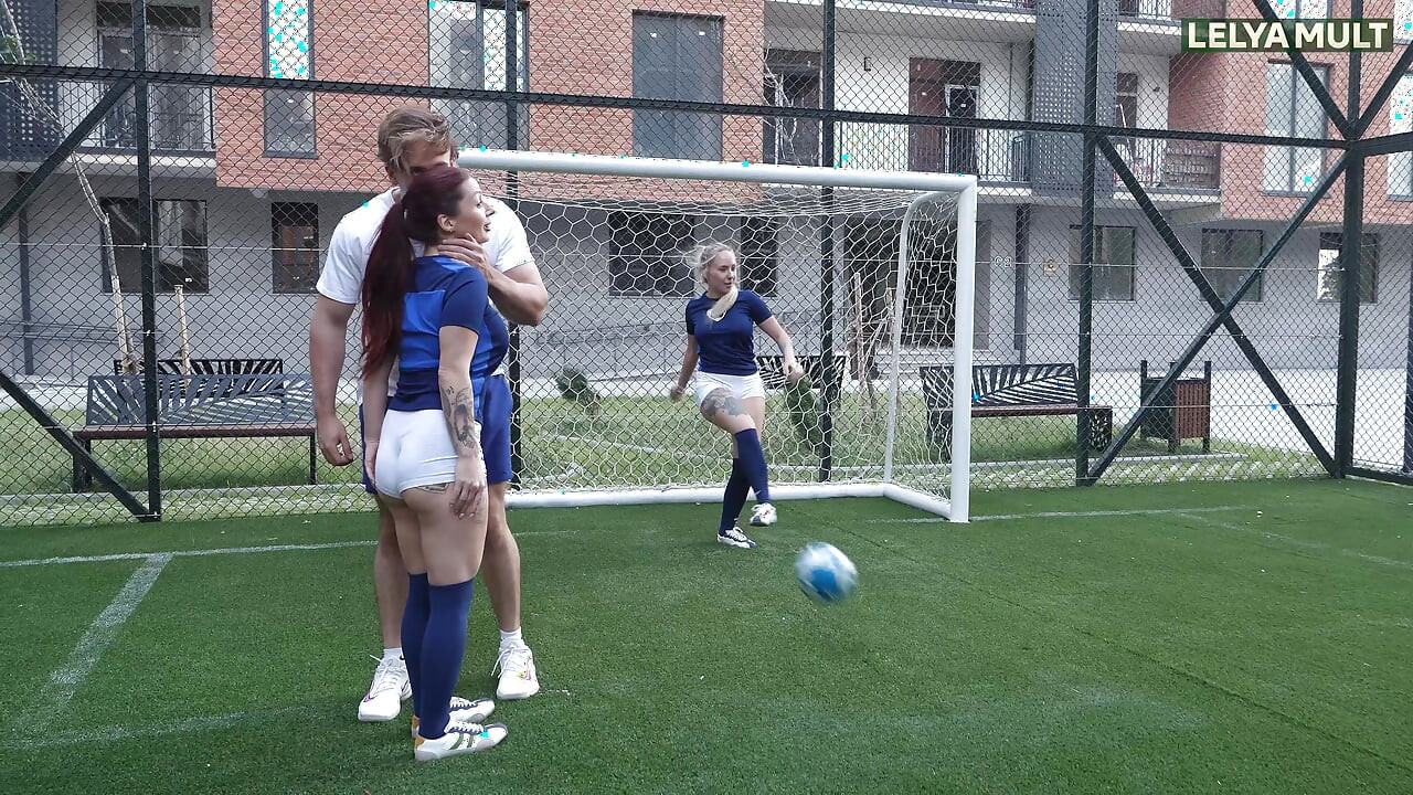 A partida de futebol terminou com um boquete desleixado e sexo apaixonado.