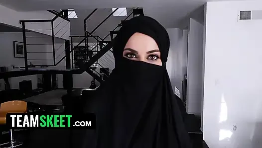 Die vollbusige kurvige victoria june nimmt nach hardcore-hämmern einen massiven cumshot