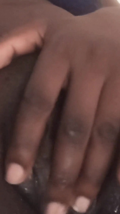 用手指插我濕漉漉的騷穴，驚人的腿抖動呻吟高潮