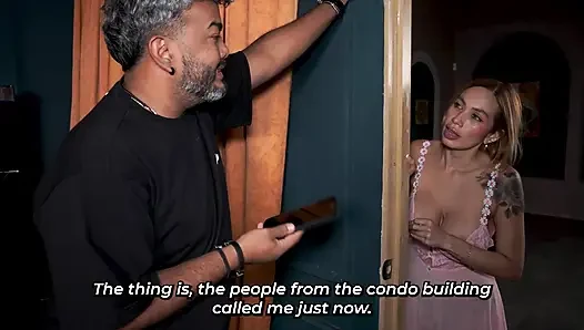 Orta yaşlı seksi kadın kaslı üvey oğlu tarafından kocasının önünde sikiliyor
