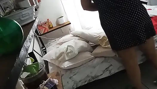 Olgun orta yaşlı seksi kadın odasını temizliyor 1