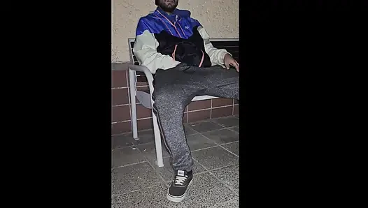 İstasyonda trende bekliyor