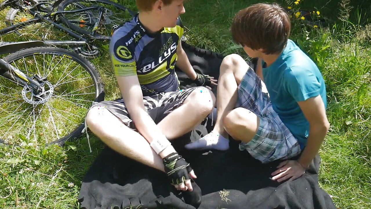 Ciclismo com gêmeos gozando ao ar livre