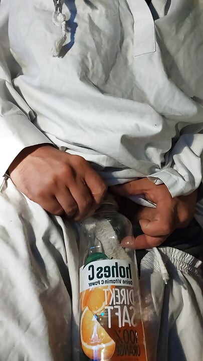 Dirtyjunkbro ترتدي ملابس أفغانية وتغطي الجوارب وتبول ومشروب شخ