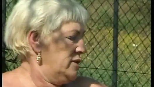 Dewasa terangsang besar bermain dengan botol