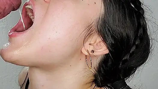 Глубокая глотка! Маленькая шлюшка любила душить мой член, я кончила кончаю в ее рот