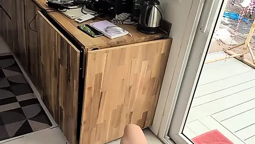 Azgın güzel sevimli genç kız yukarıdan dildo ve sakso ile mastürbasyon yapıyor